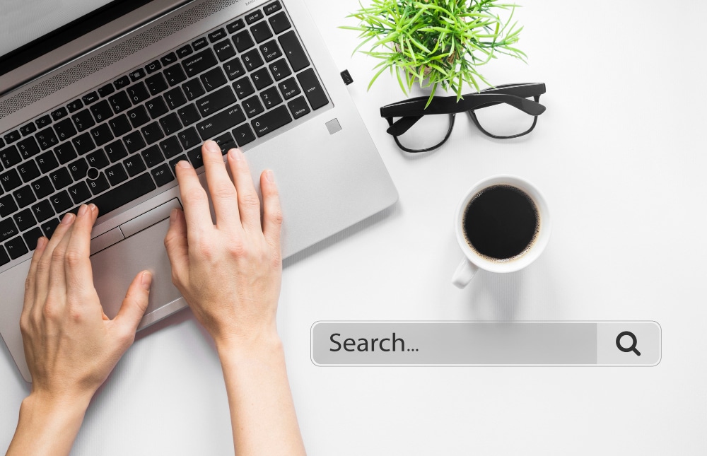 Augmente ton référencement SEO - personne qui tape une recherche sur internet